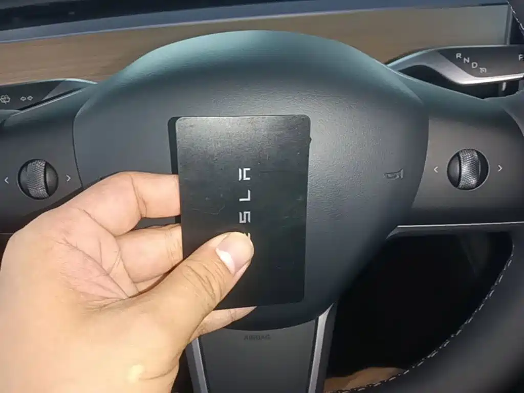 Tesla Model Y — миниатюра 9