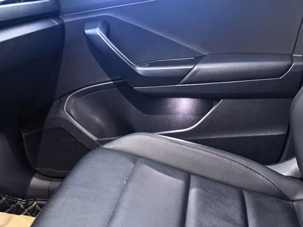 Volkswagen T-Roc — миниатюра 12