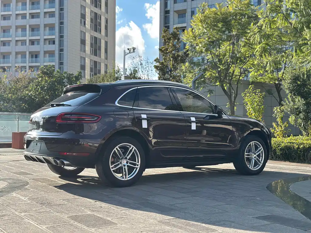 PORSCHE MACAN