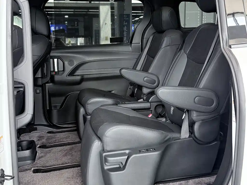 Toyota Sienna — миниатюра 8