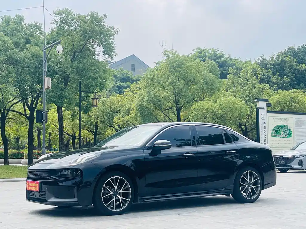 Lynk & Co 03