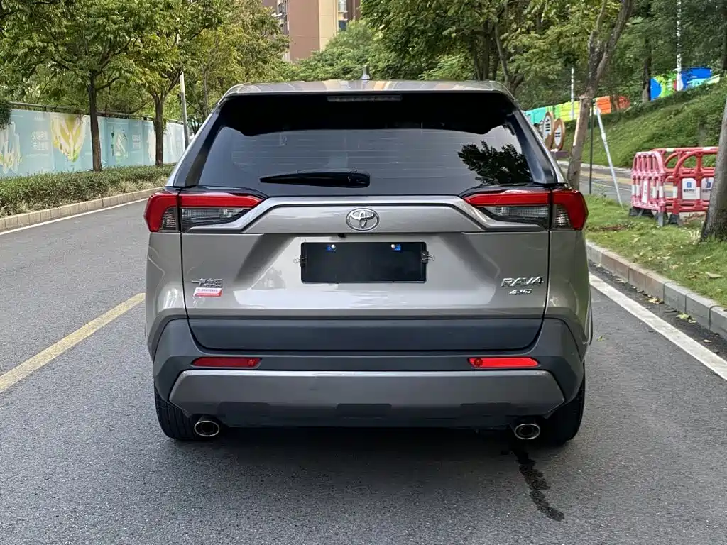 Toyota RAV4 — миниатюра 5
