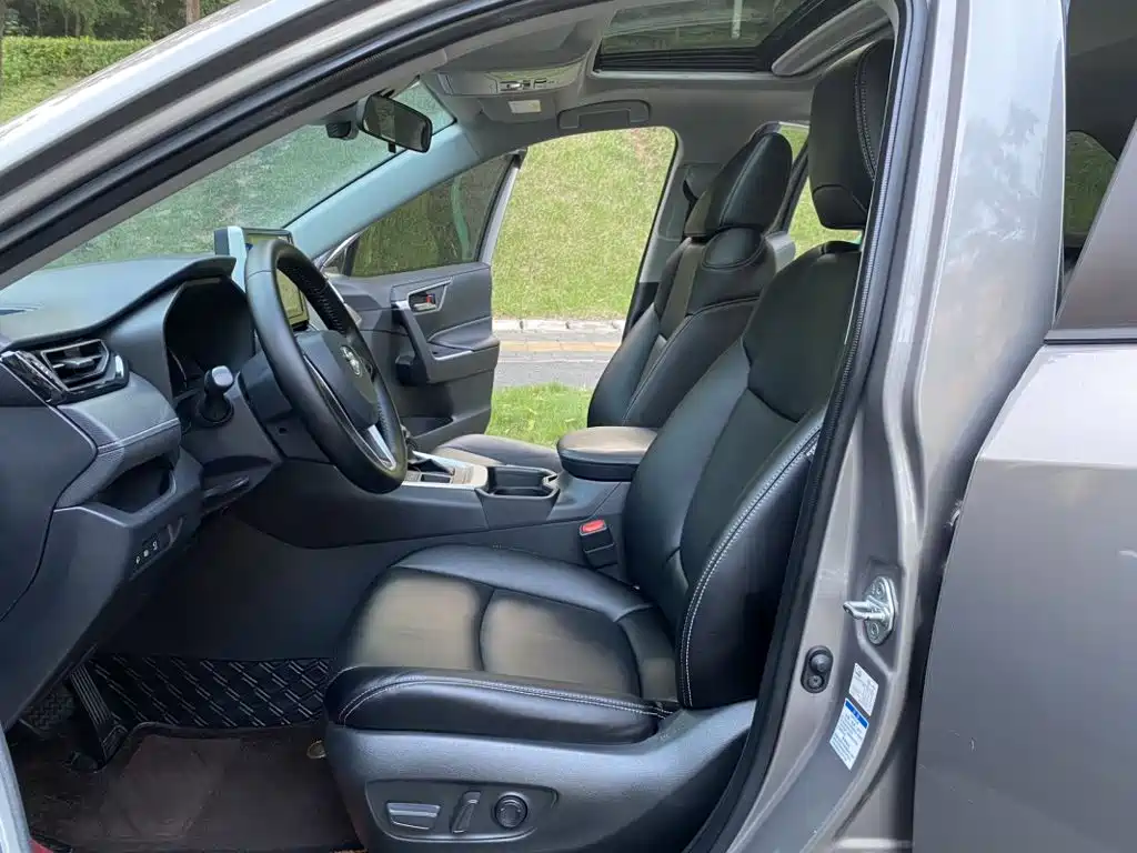Toyota RAV4 — миниатюра 10