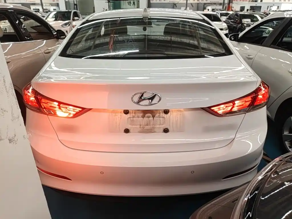 Hyundai Elantra — миниатюра 6
