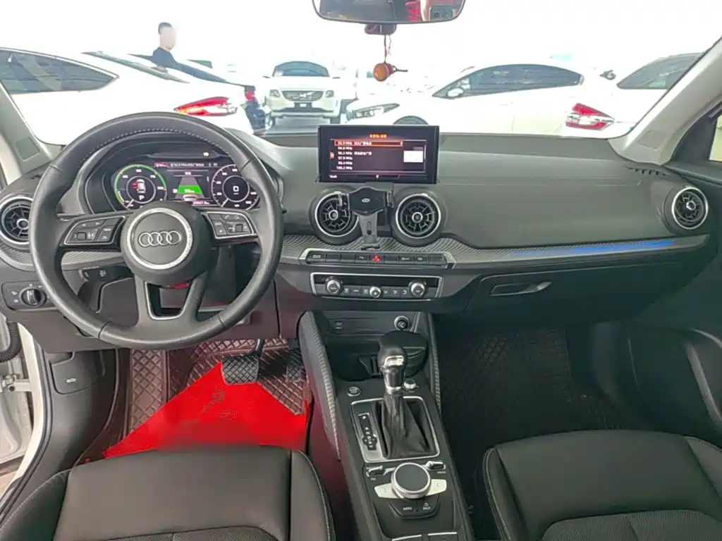 Audi Q2L e-tron — миниатюра 10