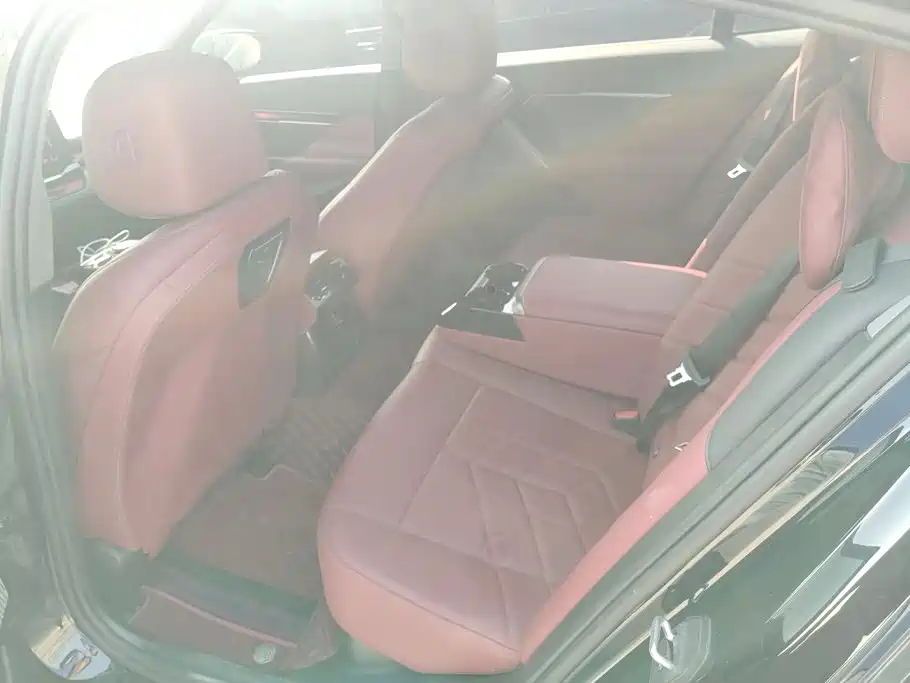 BMW 5 Series — миниатюра 11