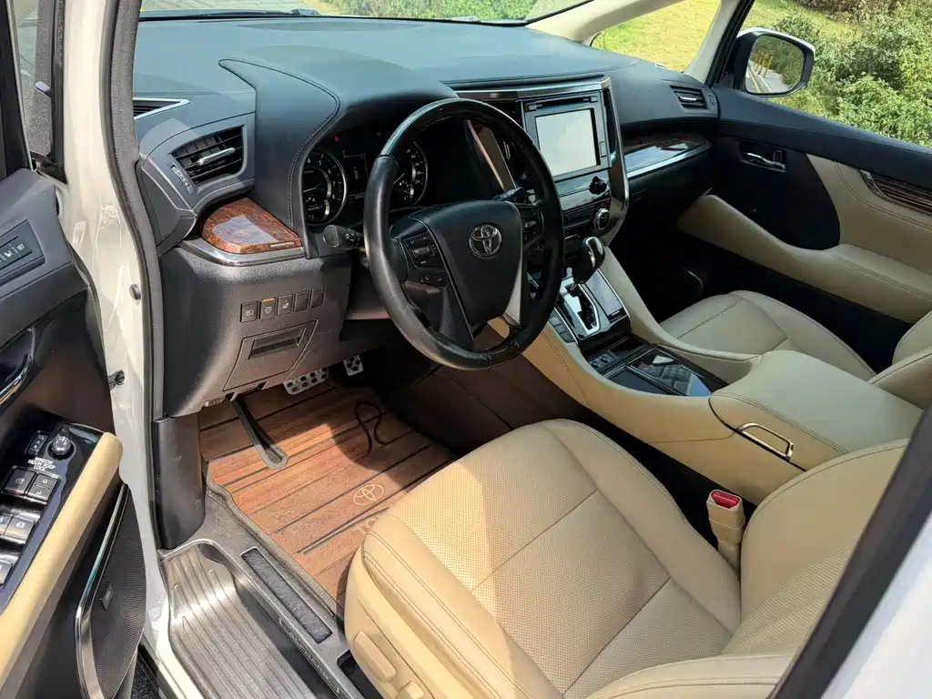 Toyota Alphard — миниатюра 7