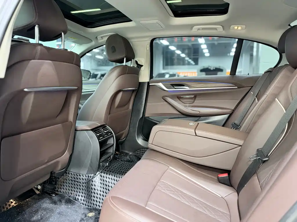 BMW 5 Series — миниатюра 8