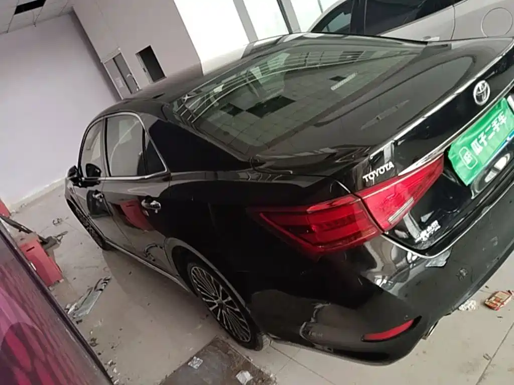Toyota Crown — миниатюра 4