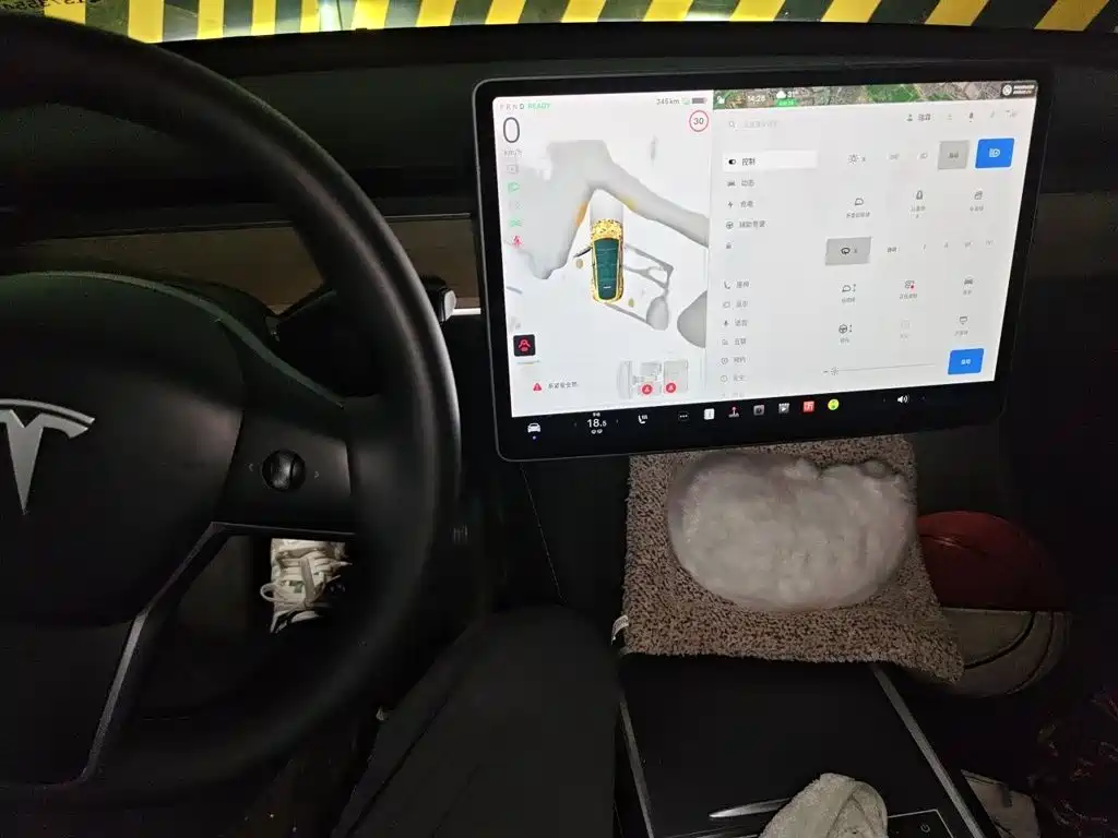 Tesla Model Y — миниатюра 4