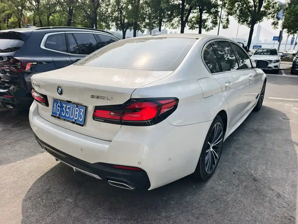 BMW 5 Series — миниатюра 9