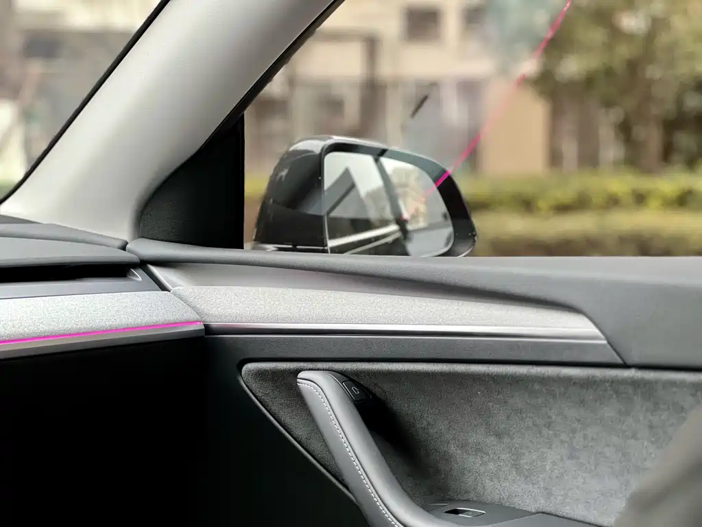Tesla Model Y — миниатюра 15