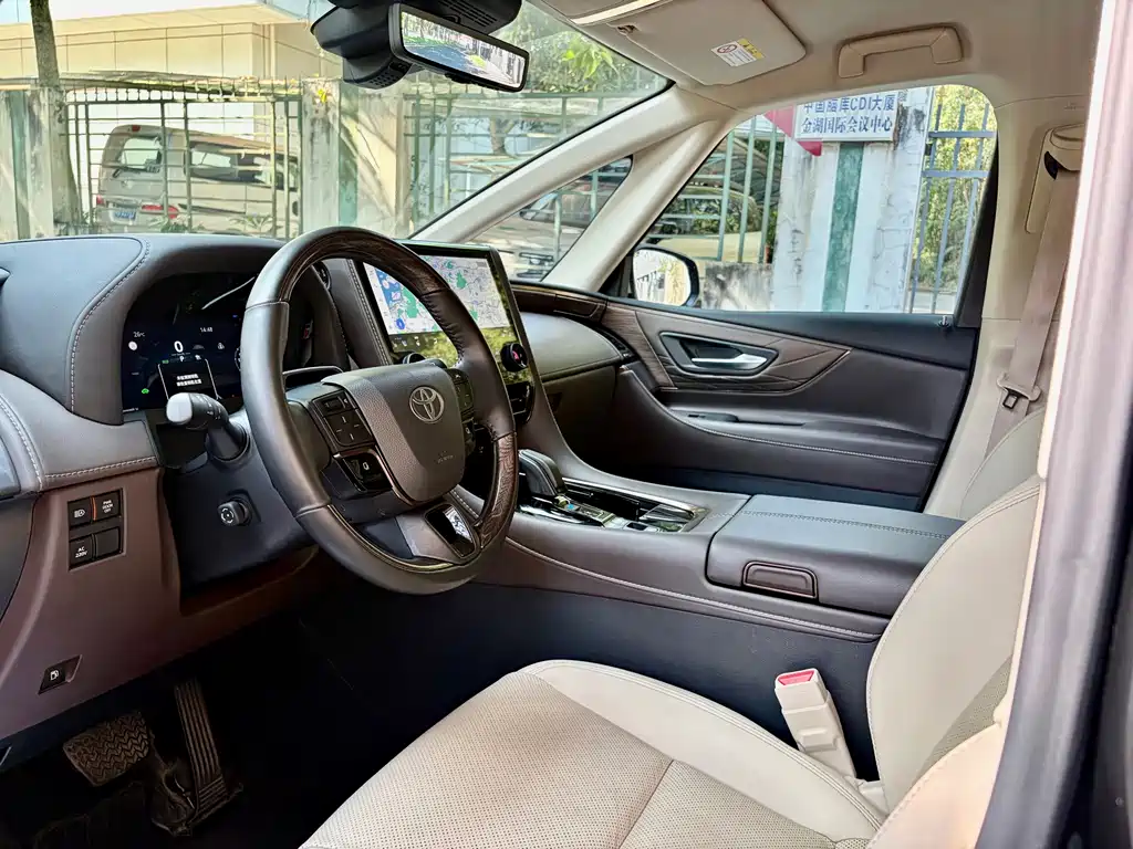 Toyota Alphard — миниатюра 6