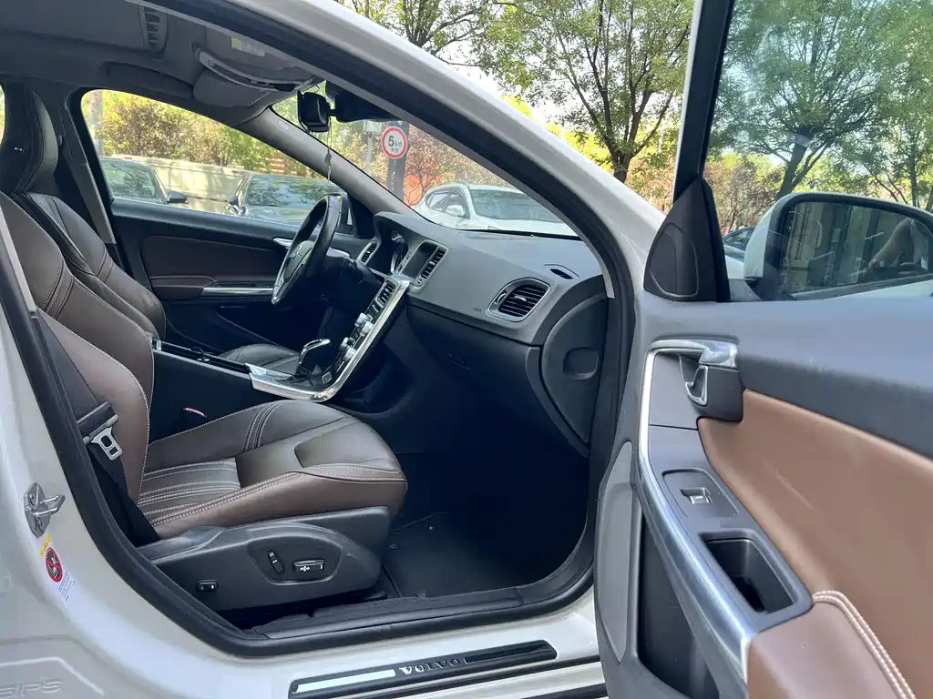 Volvo S60 PHEV — миниатюра 7