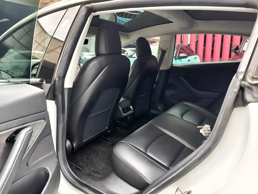 Tesla Model 3 — миниатюра 8
