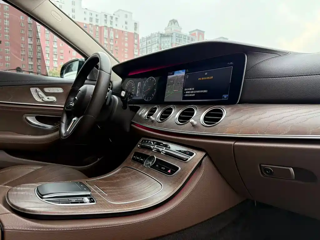 Mercedes-Benz E-Class — миниатюра 7
