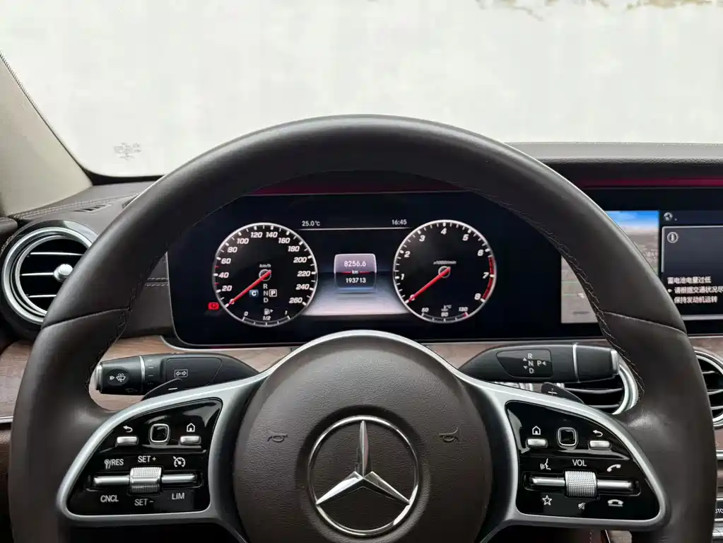 Mercedes-Benz E-Class — миниатюра 14