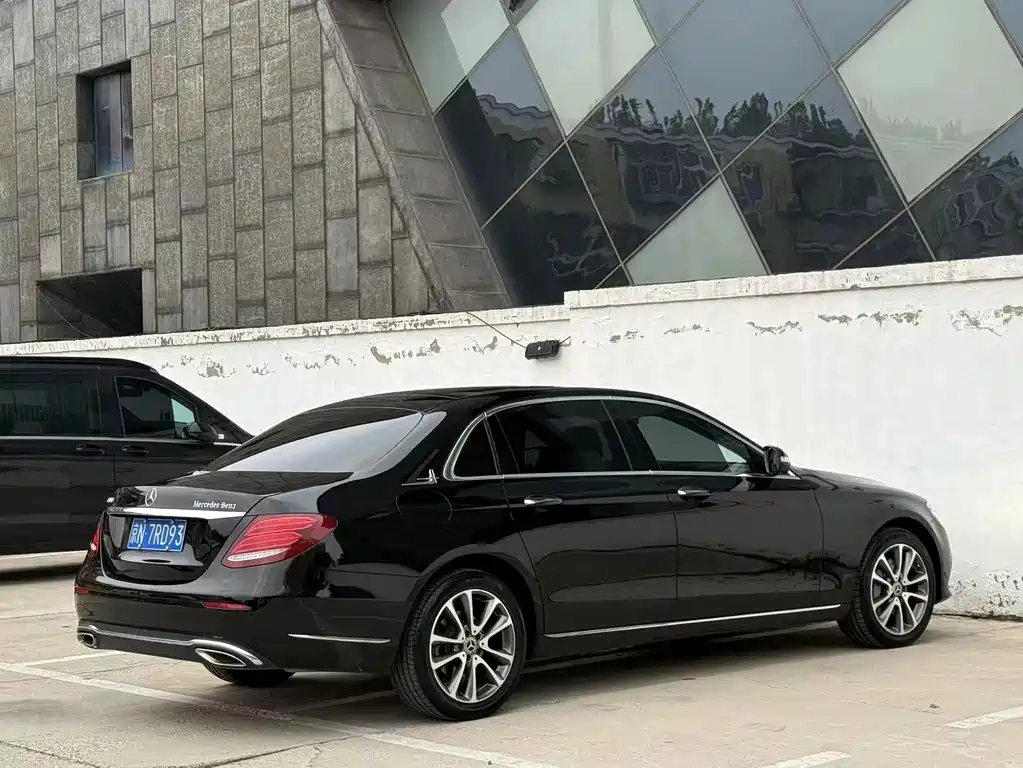 Mercedes-Benz E-Class — миниатюра 6