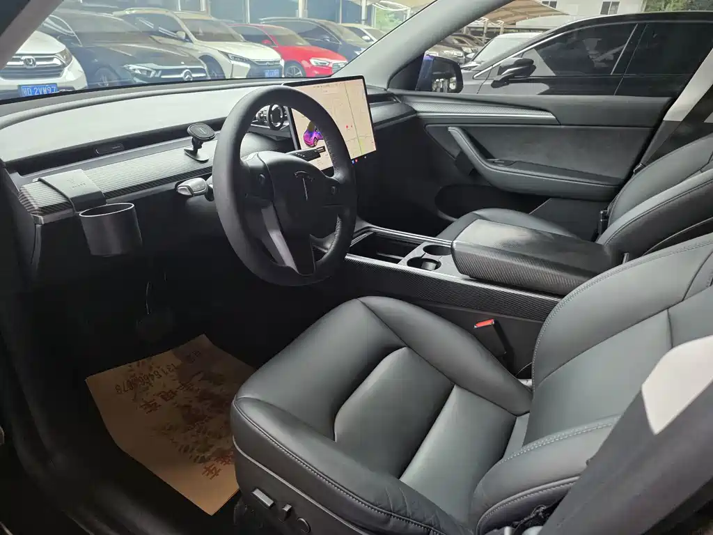 Tesla Model Y — миниатюра 6