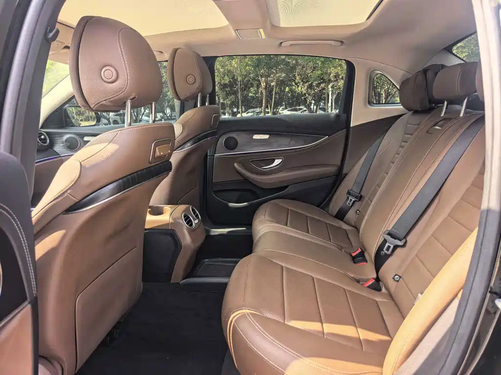 Mercedes-Benz E-Class — миниатюра 7
