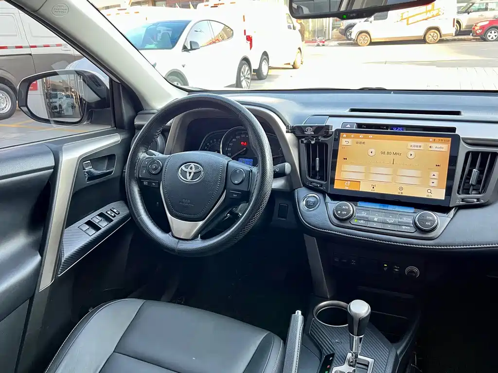 Toyota RAV4 — миниатюра 9