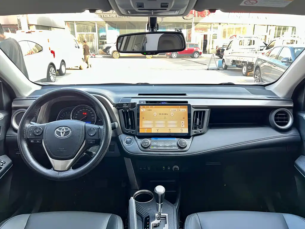 Toyota RAV4 — миниатюра 7