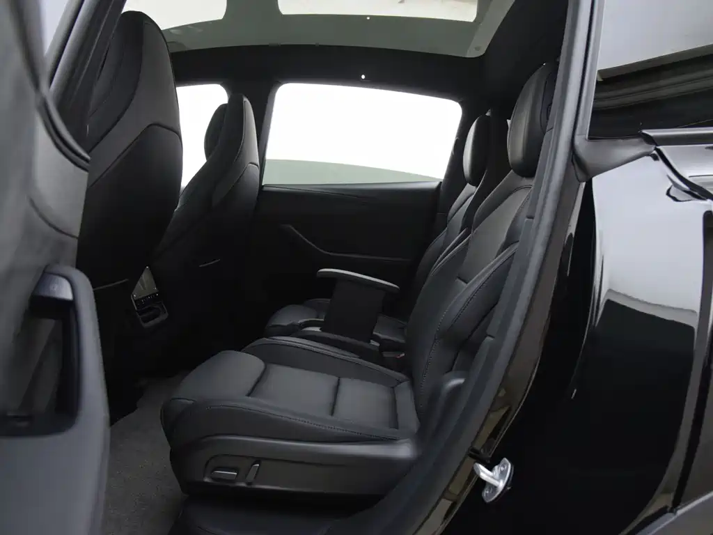 Tesla Model Y L — миниатюра 5