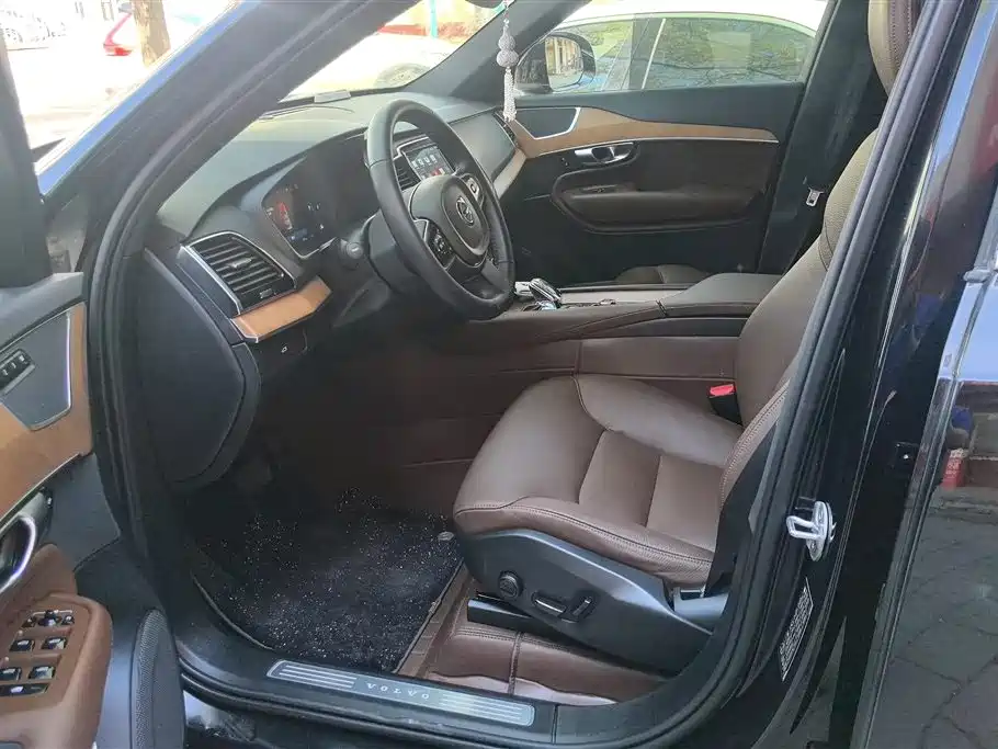 Volvo XC90 2025 B6 Luxury 7 мест