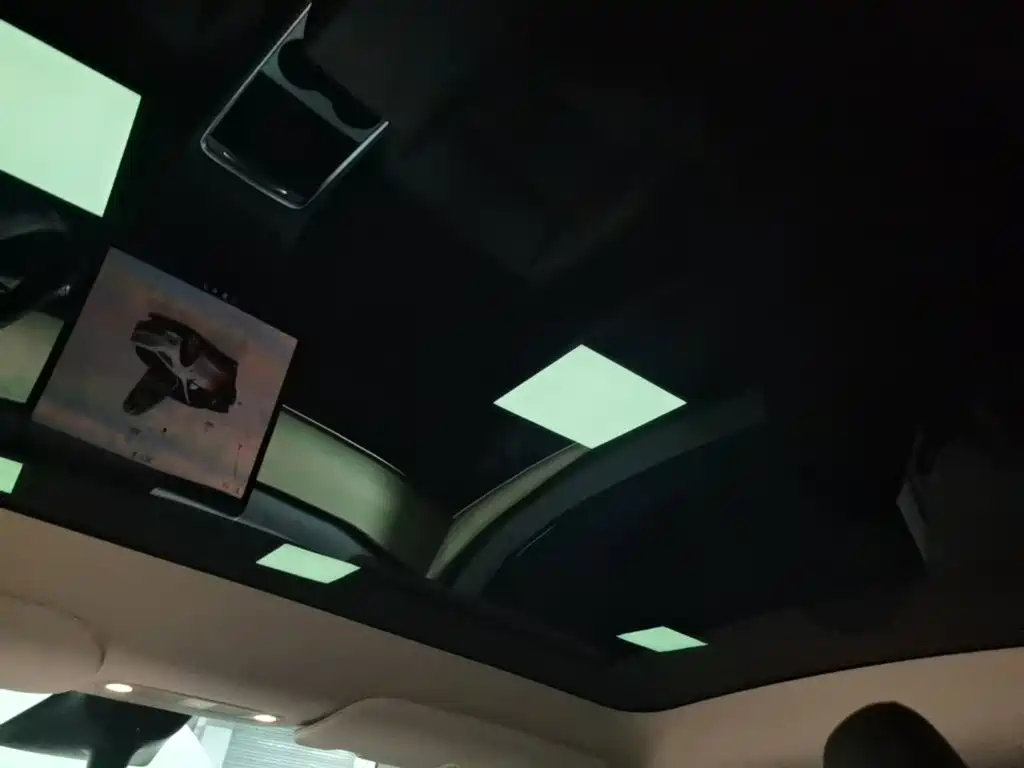 Tesla Model Y — миниатюра 18