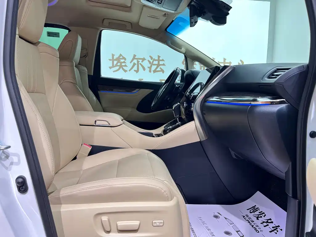 Toyota Alphard — миниатюра 9