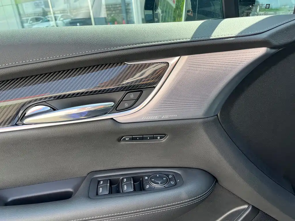 Cadillac XT6 2025 2.0T мест Luxury Executive