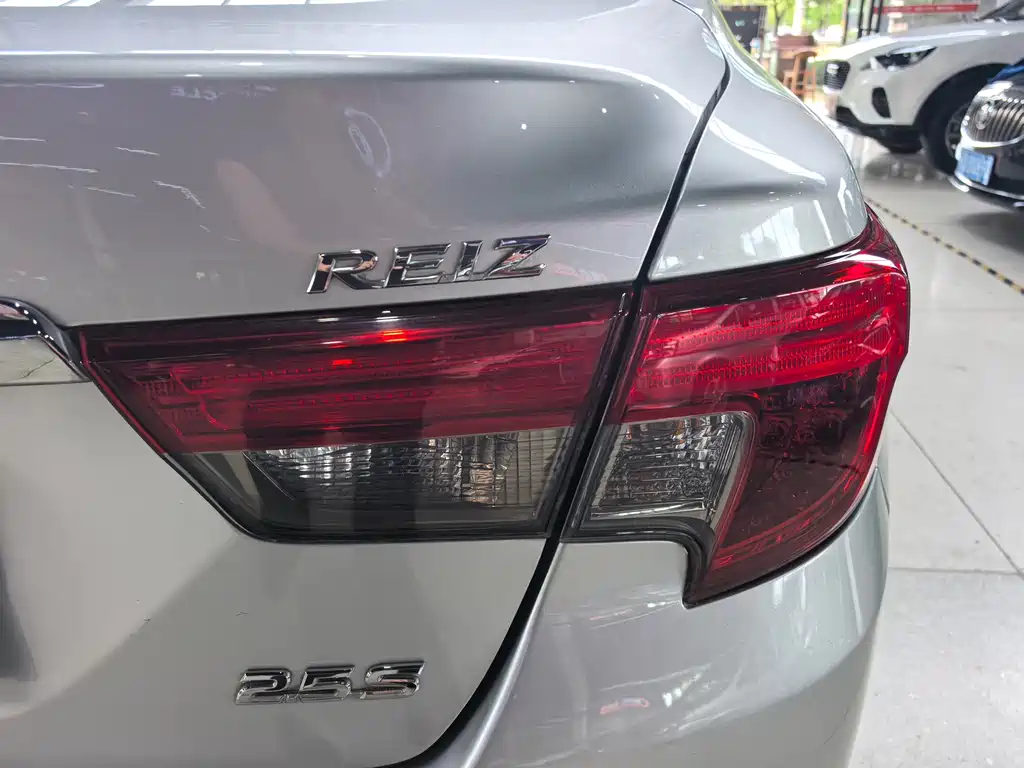 Toyota Reiz — миниатюра 6