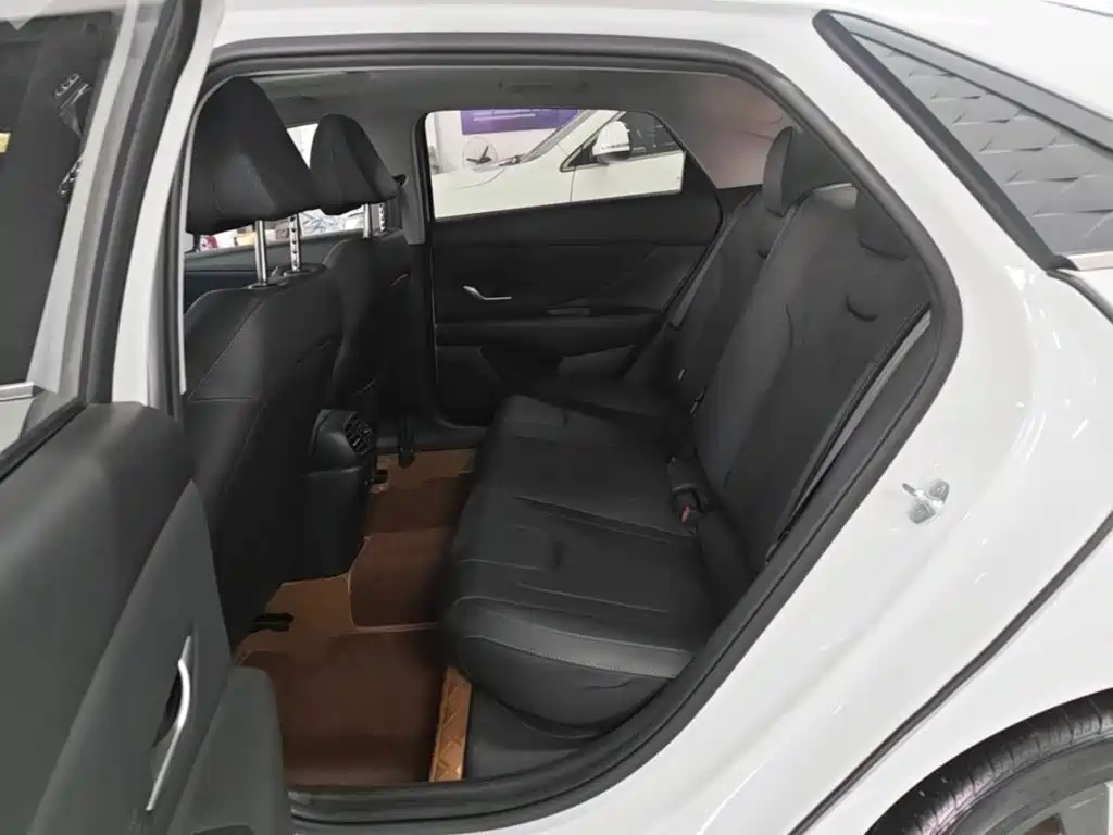 Hyundai Elantra — миниатюра 17