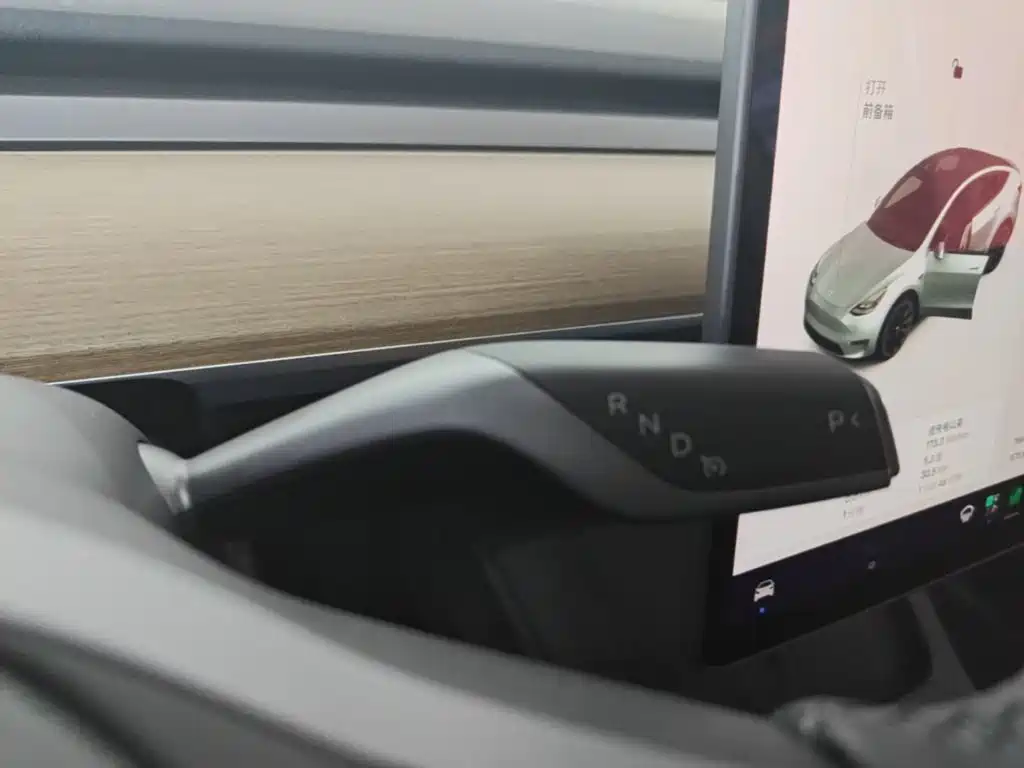 Tesla Model Y — миниатюра 14