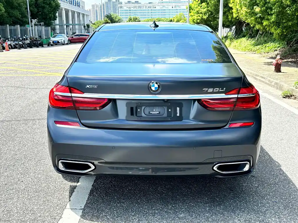 BMW 7 Series — миниатюра 14