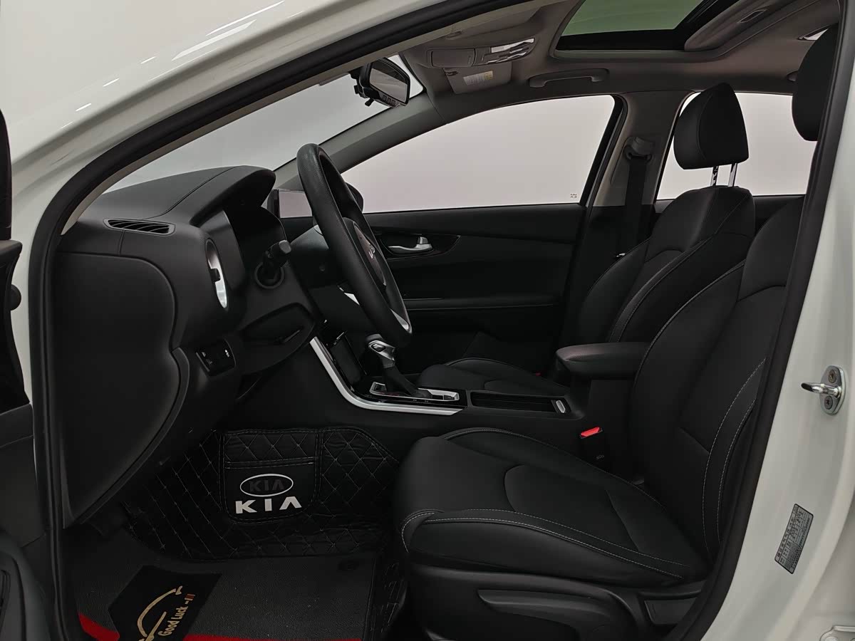 Kia K3 1.5 л 2022 г. Белый, пробег 42000 км