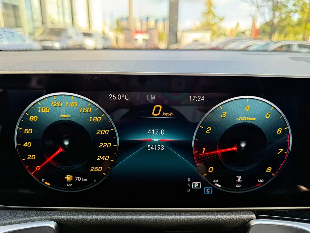Mercedes-Benz GLB — миниатюра 32