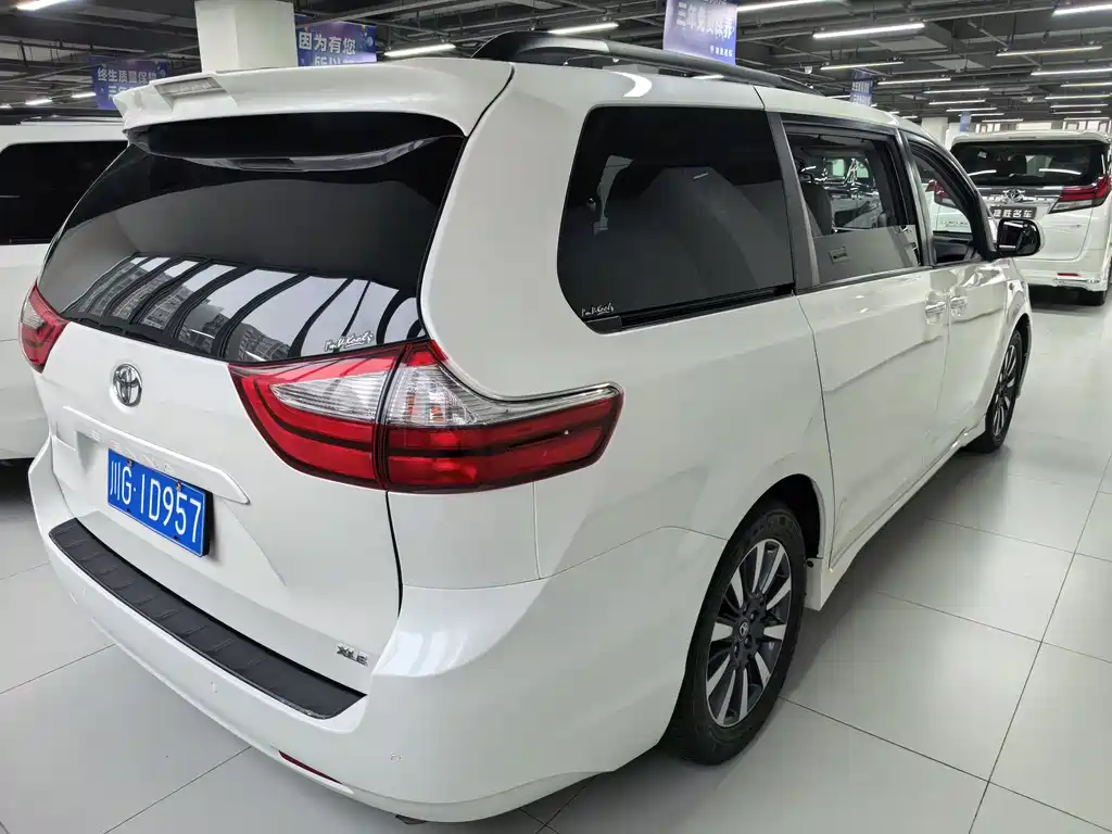 Toyota Sienna — миниатюра 3