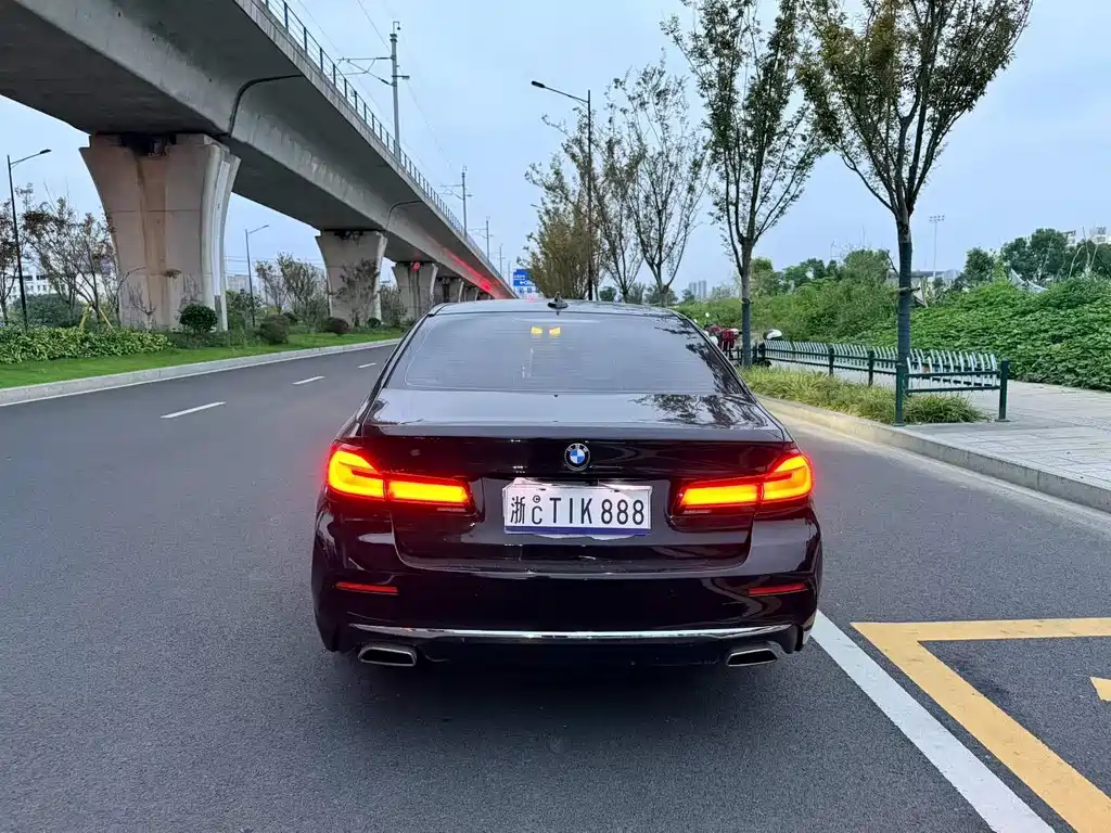 BMW 5 Series — миниатюра 8