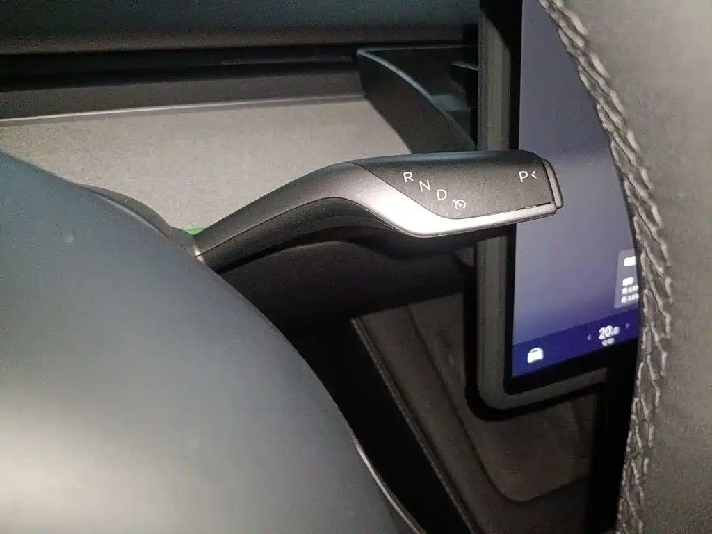 Tesla Model Y — миниатюра 10