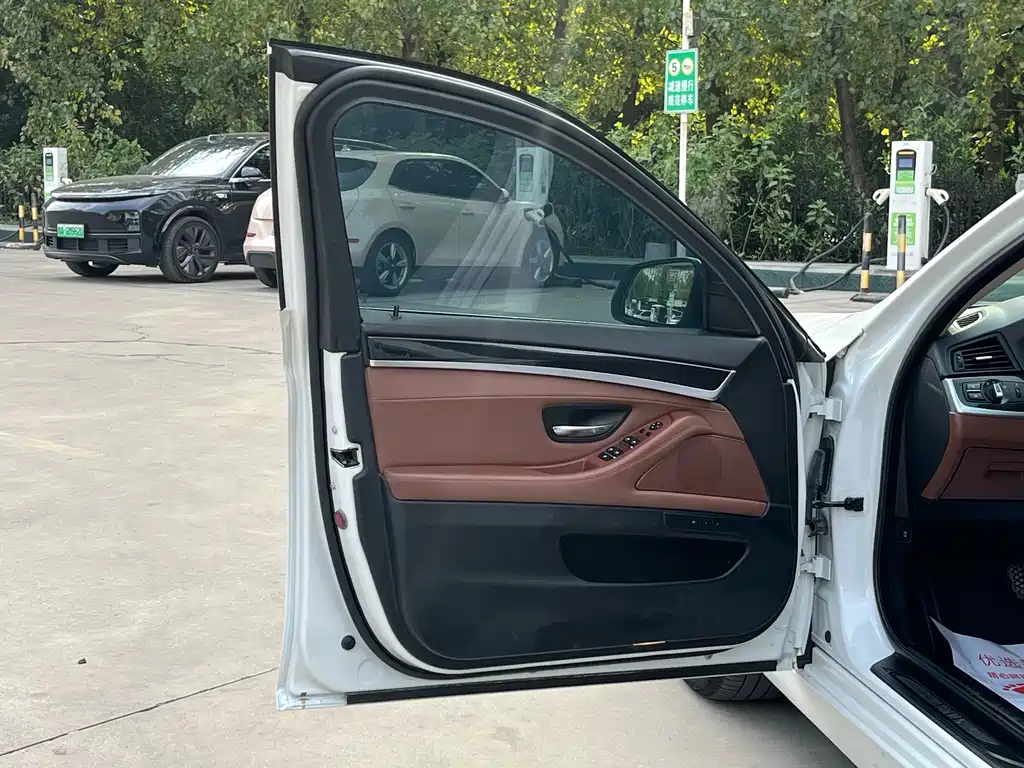 BMW 5 Series — миниатюра 11