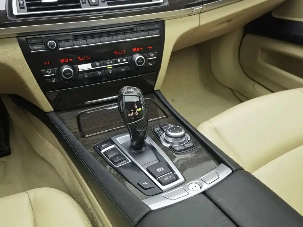 BMW 7 Series — миниатюра 13