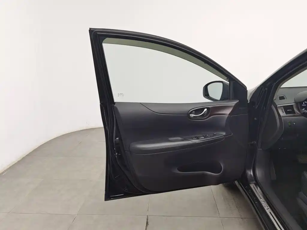 Nissan Tiida — миниатюра 8