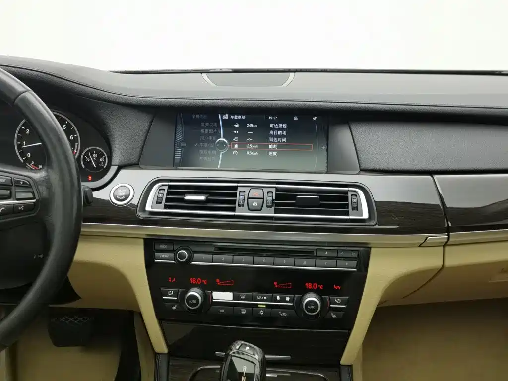 BMW 7 Series — миниатюра 12