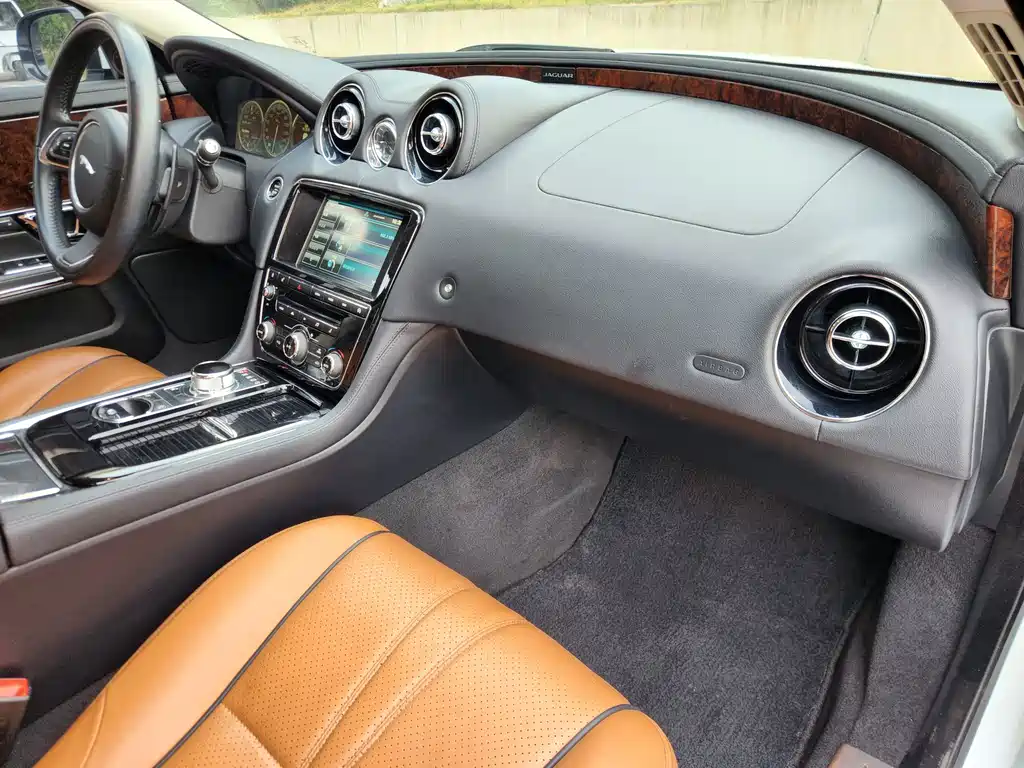 Jaguar XJ — миниатюра 22