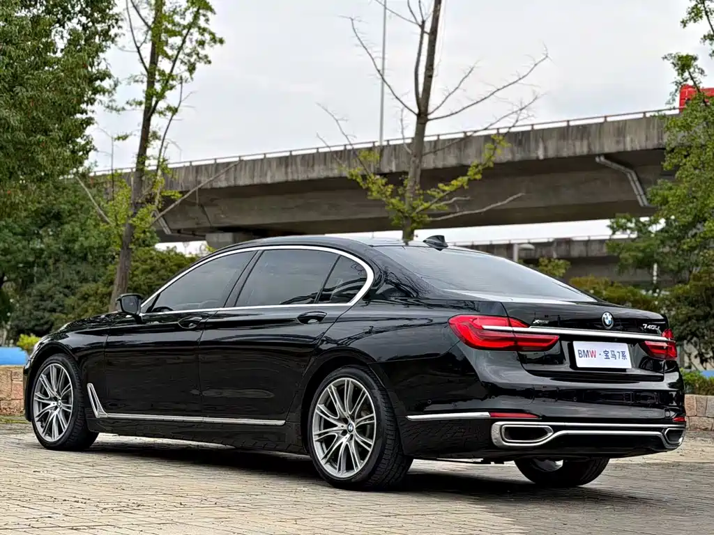 BMW 7 Series — миниатюра 13