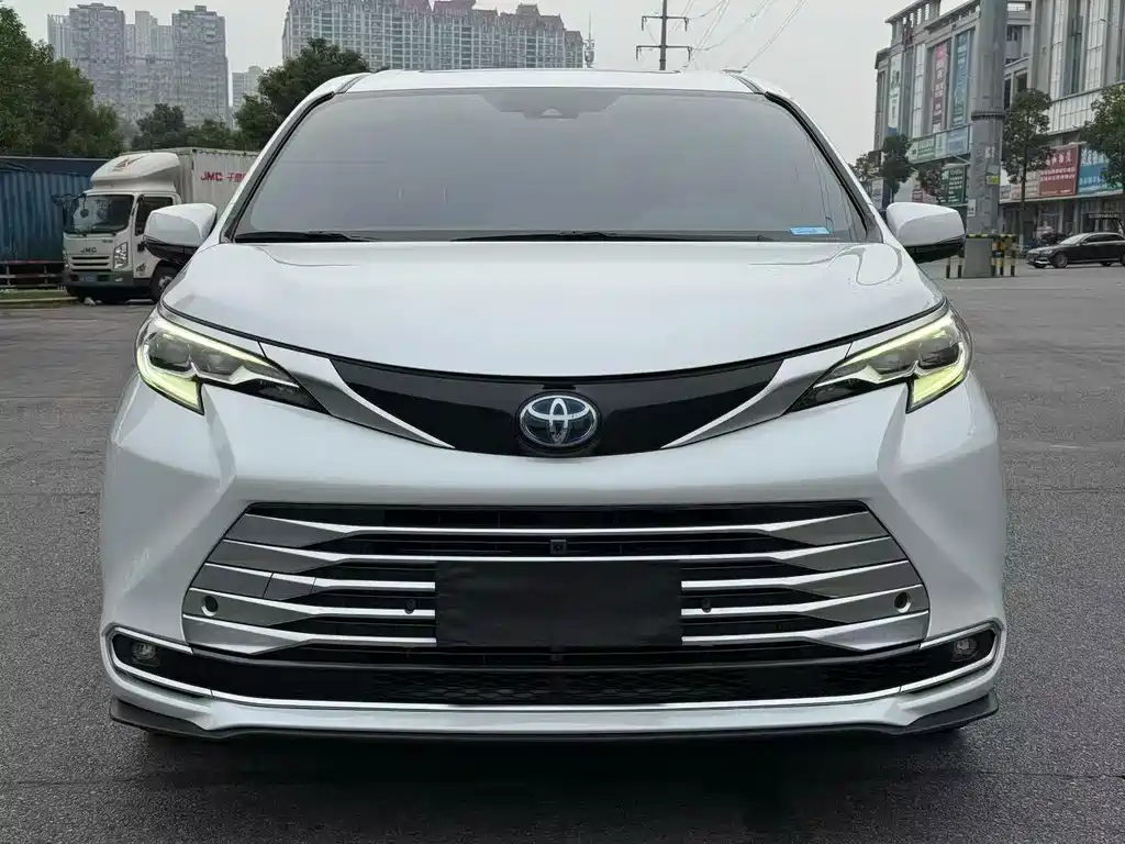 Toyota Sienna — миниатюра 2