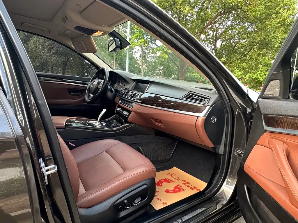 BMW 5 Series — миниатюра 4