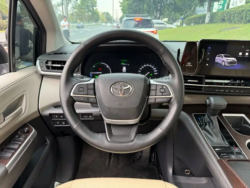 Toyota Sienna — миниатюра 14
