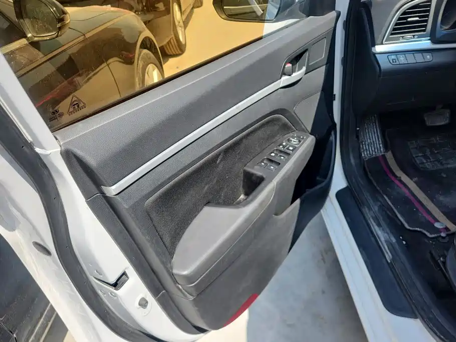 Hyundai Elantra — миниатюра 7